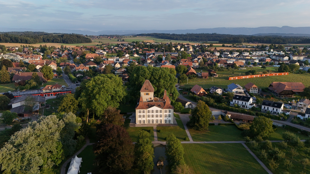 Schloss und Dorf Jegenstorf  (Lars Wüthrich)